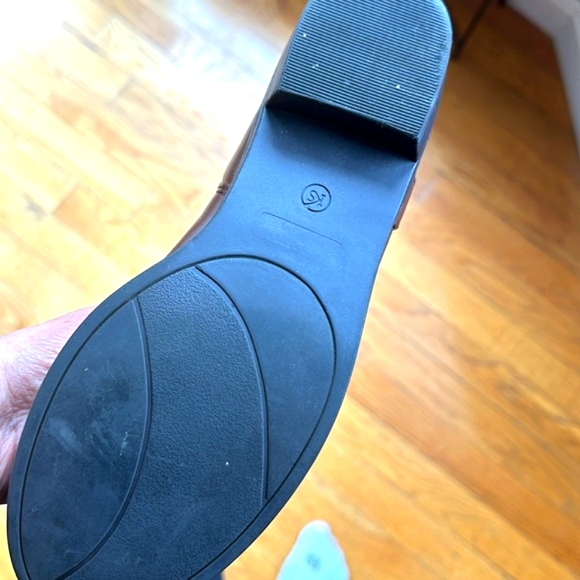 NWT women’s Deliree sz 6.5M boot, buckle accent, new. - Picture 3 of 8